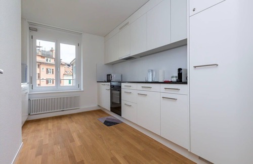 Werd Apartment | Downtown Spacious 2-Bedroom Luxury Apartment 3B