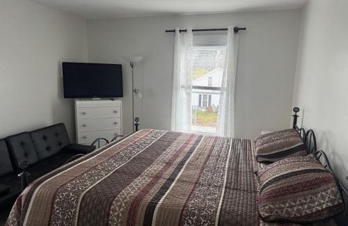 Willoughby Apartment | Downtown Willoughby historical district Gem 4