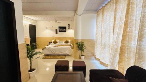 Sector 27 Hotel | DR White House - Noida Sector 18