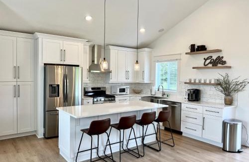 Traverse City Villa | Dream Palace with HOT TUB-Game Room-Fire Pit-5BR-3BA