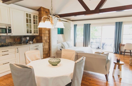 Brighton Cottage | Dreamy lakefront cottage - 20 min from Ann Arbor!