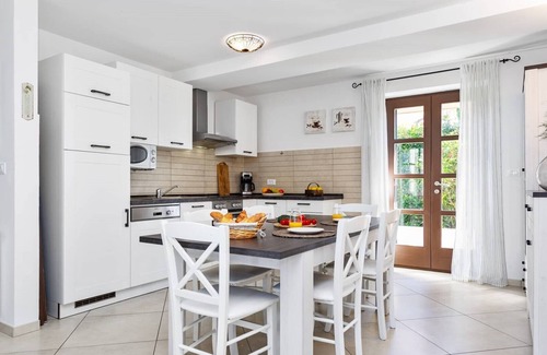 Liznjan Villa | Dreamy place Zahara surrounded by lovely greenery and Mediterranean herbs