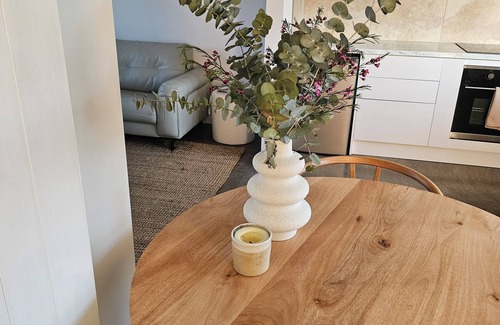 Barmera Cottage | Dreamy Staiz-Riverland Abode. Nestled amongst the vines, your vineyard vacation.