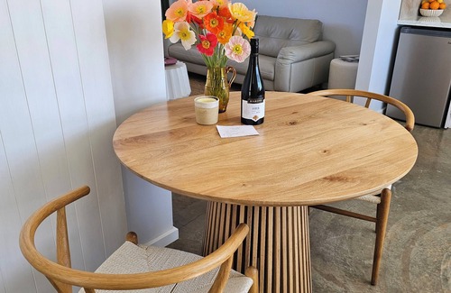 Barmera Cottage | Dreamy Staiz-Riverland Abode. Nestled amongst the vines, your vineyard vacation.