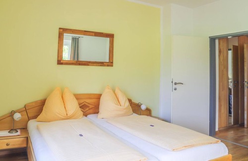 Rappitsch Bed & Breakfast | Dreibettzimmer mit Balkon und Seeblick - Pension Strauß