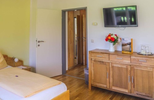 Rappitsch Bed & Breakfast | Dreibettzimmer mit Balkon und Seeblick - Pension Strauß