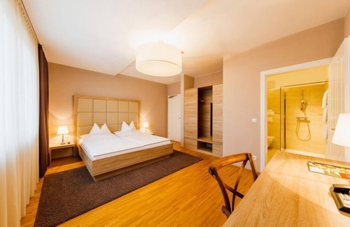 Feldbach House | Dreibettzimmer - Pfeilers Bürgerstüberl und Hotel