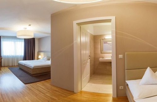 Feldbach House | Dreibettzimmer - Pfeilers Bürgerstüberl und Hotel