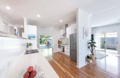 Swansea House | Drift by the Bay - Sleeps 8, minutes to everything