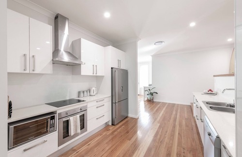 Swansea House | Drift by the Bay - Sleeps 8, minutes to everything