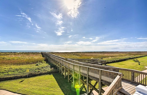 Red Fish Cove Apartment | 'driftwood' Galveston Resort Escape w/Deck & View