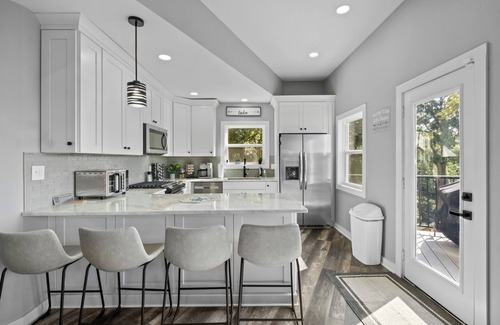 Fairland House | Driftwood Lodge: Boat Dock, Game Room & Lake Views