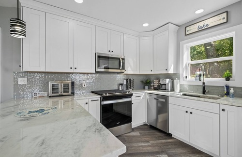 Fairland House | Driftwood Lodge: Boat Dock, Game Room & Lake Views