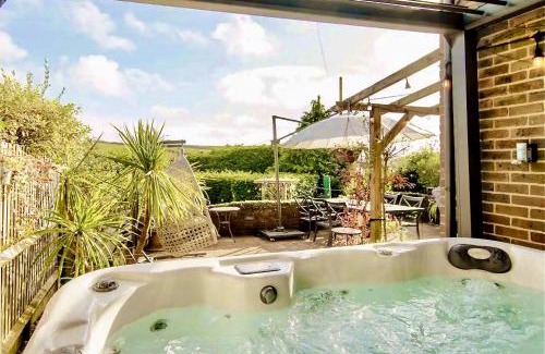 Pyecombe House | Duck Lodge B&B with Hot Tub