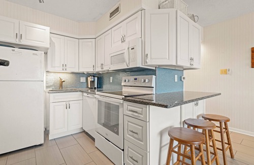 Duck Condo | Duckburgh - Ocean view, Updated, 2 min. walk to the beach