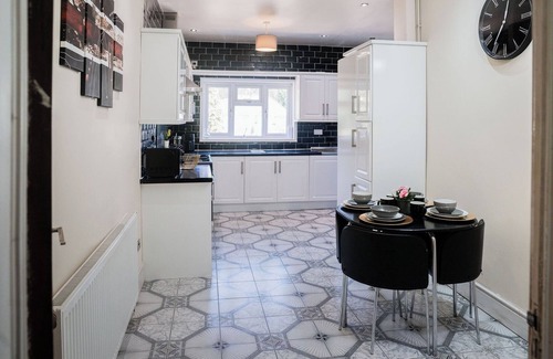 Dudley House | Dudley 6-Bed House, Sleeps 13 - Fams & Contractors