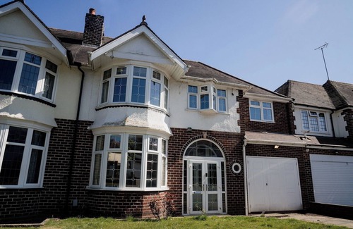 Dudley House | Dudley 6-Bed House, Sleeps 13 - Fams & Contractors