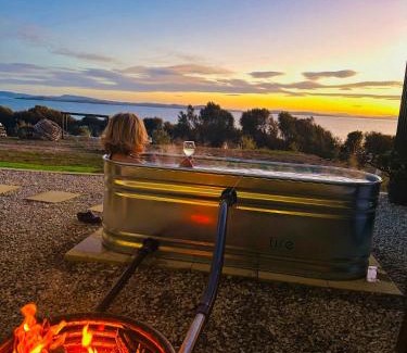 Murdunna House | Dunalley Bay Beachfront Retreat by Tiny Away