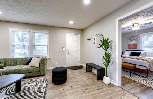 Dundee-Happy Hollow Historic District House | Dundee 3Br2Ba house sleeps 9 plus crib central Omaha