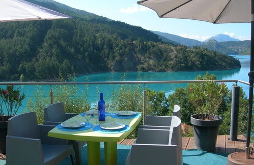 Saint-Julien-du-Verdon Villa | Duplex lake view villa near Castellane and Gorges Du Verdon, private paddle boat