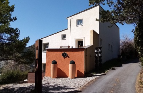 Saint-Julien-du-Verdon Villa | Duplex lake view villa near Castellane and Gorges Du Verdon, private paddle boat