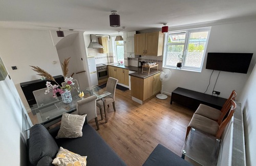 West Hendon Apartment | Duplex Sleeps 4 with Pets Allowed