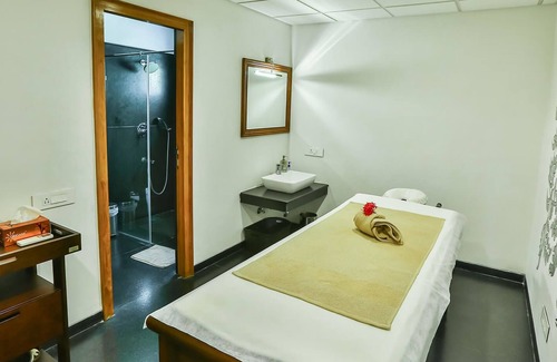 Perumal Kovil Pathy Hotel | Dvara Siruvani