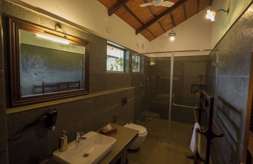 Perumal Kovil Pathy Hotel | Dvara Siruvani