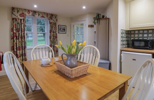 Glenisla Cottage | EAGLE GLEN COTTAGE, romantic, with open fire in Coupar Angus