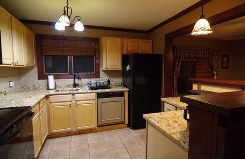 Lake George Cabin | Eagle's Nest at Adirondack Lodge- 3 BR Cabin -8 mins to Lake George Village!