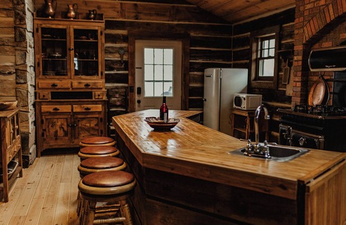 Ferryville Cabin | Eagle View Lodge - 1850's Driftless Log Cabin w/Hot Tub