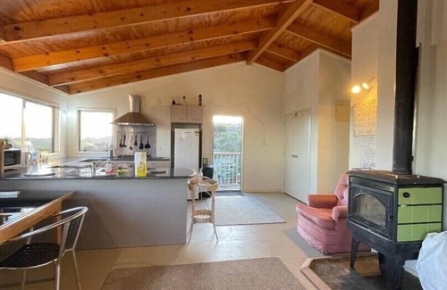 Taiharuru House | Eagles Rest: Unwind, Relax with Nature & Breathtaking Ocean and Mountain Views