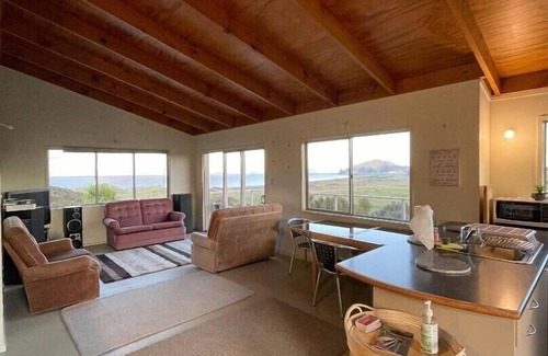 Taiharuru House | Eagles Rest: Unwind, Relax with Nature & Breathtaking Ocean and Mountain Views