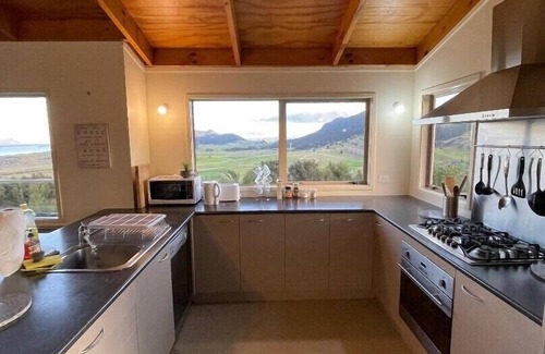 Taiharuru House | Eagles Rest: Unwind, Relax with Nature & Breathtaking Ocean and Mountain Views