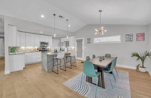 East MLK House | East ATX 4BR Getaway - Games | BBQ | Cowboy Pool