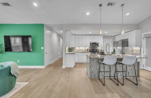 East MLK House | East ATX 4BR Getaway - Games | BBQ | Cowboy Pool