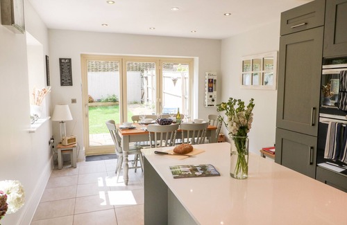 Stow-on-the-Wold House | EAST VIEW, family friendly, with a garden in Stow-On-The-Wold