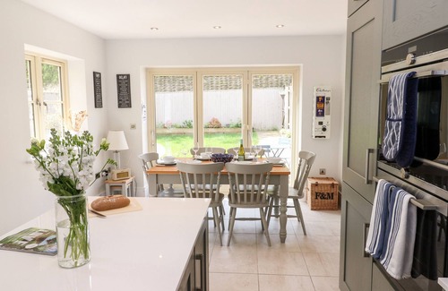 Stow-on-the-Wold House | EAST VIEW, family friendly, with a garden in Stow-On-The-Wold