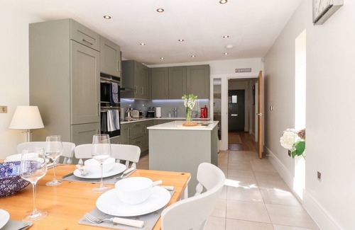 Stow-on-the-Wold House | EAST VIEW, family friendly, with a garden in Stow-On-The-Wold