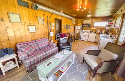 Adams Cabin | Easton Lake Retreat – Cozy Cottage & Hot Tub