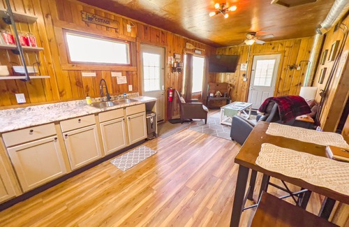 Adams Cabin | Easton Lake Retreat – Cozy Cottage & Hot Tub