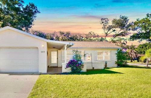 Park Lake Estates House | Easy BNB Close to Beaches, Billiard,Ping-Pong Table, Lanai, Fire Pit, BBQ, Patio, Back Yard