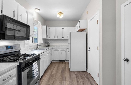 Whittier House | Eat Street Oasis with a luxury patio & fiber internet