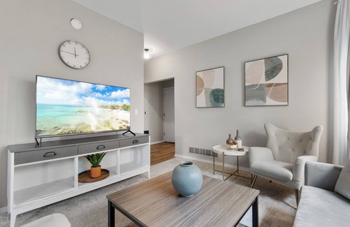 Whittier House | Eat Street Oasis with a luxury patio & fiber internet