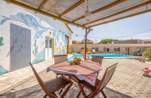 Arruda dos Vinhos House | Eclectic oasis with poolside charm in Arranhó