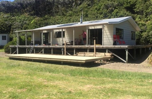 Coromandel Peninsula House | Eco-Bach inside a kiwi sanctuary