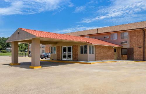 Emporia Cabin | Econo Lodge Emporia