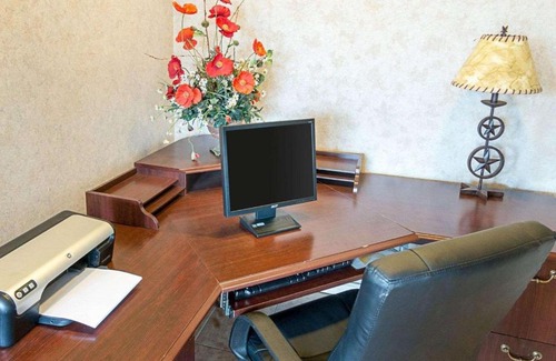 Hillsboro Cabin | Econo Lodge Hillsboro I-35