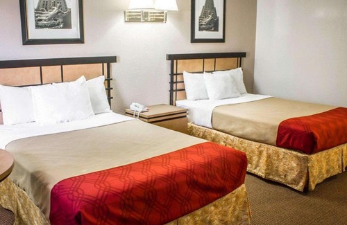 Colonie Hotel | Econo Lodge Inn & Suites Colonie Center Mall