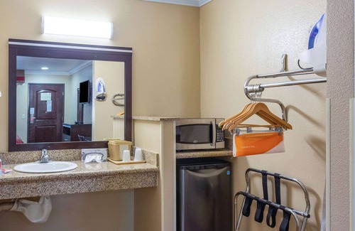 Central Escondido Hotel | Econo Lodge Inn & Suites Escondido Downtown